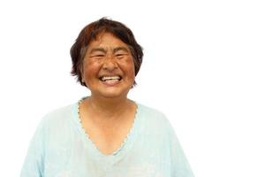 la vecchia donna tailandese invecchiata sta sorridendo e un'area vuota sul lato destro foto