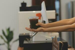 barista preparare caffè Lavorando ordine concetto foto