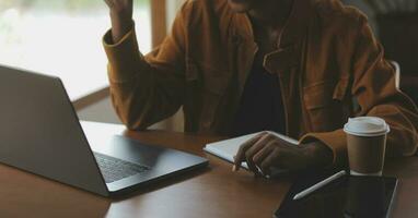 ispanico latino ragazza Università alunno utilizzando il computer portatile computer Guardando distanza in linea apprendimento seminario classe, a distanza Università seminario web o avendo virtuale aula incontro nel Università creativo spazio. foto