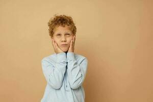 foto di giovane ragazzo nel un' blu maglione in posa divertimento isolato sfondo