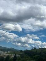 grigio tonalità di un sera cielo foto