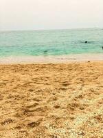 sulla spiaggia la tranquillità in mezzo nuvole foto