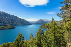 argentina, patagonia, panoramico panorama di isla pizzicare huapi nel nahuel huapi nazionale parco foto