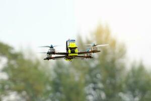 asiatico alto scuola studenti dimostrare volante droni o multirotore senza equipaggio aereo veicolo tecnologia. morbido e selettivo messa a fuoco. foto