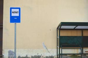 simbolo della fermata dell'autobus sulla strada foto