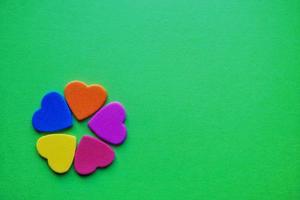 a forma di cuore multicolore su sfondo verde foto