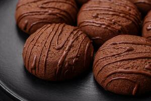 delizioso dolce cioccolato biscotti su un' nero ceramica piatto foto