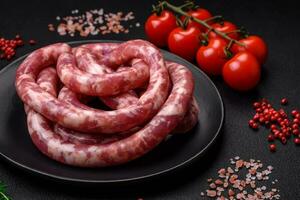 crudo salsicce a partire dal Maiale o Manzo con sale, spezie e erbe aromatiche foto