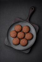 delizioso dolce cioccolato biscotti su un' nero ceramica piatto foto