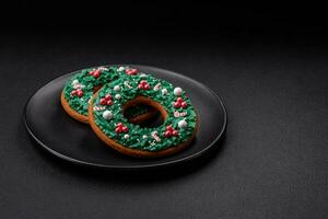 delizioso Natale Pan di zenzero biscotti su un' buio strutturato calcestruzzo sfondo foto