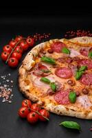 delizioso fresco forno al forno Pizza con salame, carne, formaggio, pomodori foto