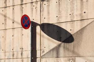 nessun segnale di traffico di parcheggio sulla strada foto