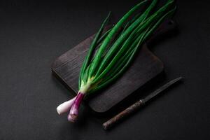 fresco verde cipolle per cucinando un' salutare vegetariano piatto foto