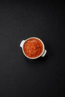 delizioso speziato pomodoro salsa con Pepe, aglio, sale, spezie e erbe aromatiche foto
