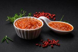 delizioso speziato pomodoro salsa con Pepe, aglio, sale, spezie e erbe aromatiche foto