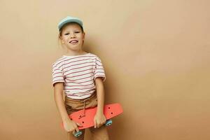 carino ragazza skateboard nel mano in posa bambino Abiti divertimento isolato sfondo foto