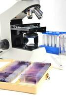 microscopio con attrezzatura da laboratorio foto