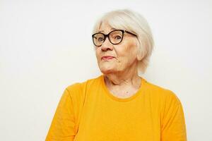 foto di pensionato vecchio signora nel casuale maglietta e bicchieri avvicinamento