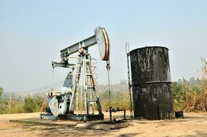 pumpjack pompaggio greggio olio a partire dal olio bene foto