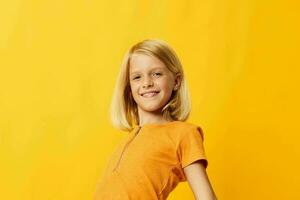 ragazzo ragazza nel un' giallo maglietta Sorridi in posa studio isolato sfondo inalterato foto