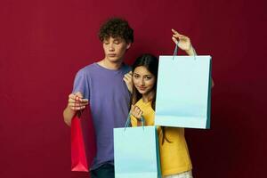 ritratto di un' uomo e un' donna colorato borse shopping divertimento stile di vita inalterato foto