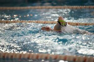 bambino atleta nuotate nel il piscina. nuoto sezione. foto