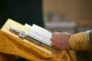 religioso sfondo. sacerdote mani attraversare e Bibbia. foto