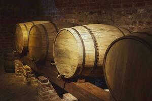 vecchio quercia botti per vino nel il seminterrato. vinificazione. foto