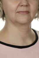 il inferiore parte di il viso di un anziano donna dopo cinquanta, con pronunciato legato all'età i cambiamenti e rughe. foto