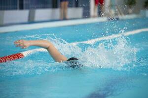 un atleta è nuoto nel il gli sport piscina. foto