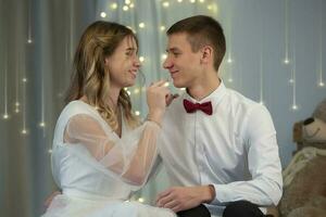 bellissimo sposa e sposo Guarda a ogni Altro. coppia nel amore. foto