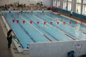 marzo 10, 2021. bielorussia, il città di gomel. nuoto piscina con gli sport corsie. foto