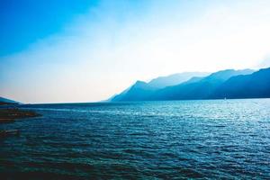 montagne e lago blu