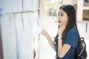 una studentessa universitaria è entusiasta con il rapporto dell'esame foto