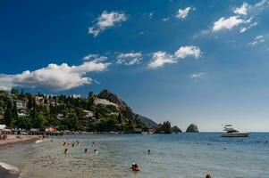 Crimea, gurzuf - settembre 02.2021 spiaggia con turisti su il costa. foto