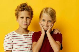 ragazzo e ragazza coccole moda infanzia divertimento isolato sfondo foto