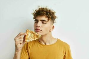 stravagante tipo mangiare Pizza in posa avvicinamento isolato sfondo foto