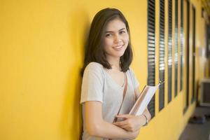 un ritratto di uno studente universitario asiatico nel campus foto