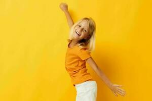 bellissimo poco ragazza bionda dritto capelli in posa Sorridi divertimento infanzia stile di vita inalterato foto