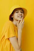 ottimista giovane donna moda nel giallo maglietta in posa moda nel Panama stile di vita inalterato foto