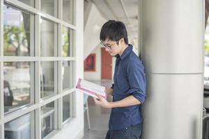 un ritratto di uno studente universitario asiatico nel campus