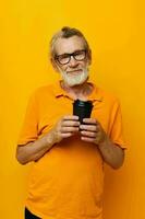 ritratto di contento anziano uomo con nero monouso tazza isolato sfondo foto