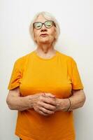 emotivo anziano donna Salute stile di vita occhiali trattamento isolato sfondo foto