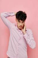 foto di romantico giovane fidanzato nel un' rosa camicia Esprimere a gesti con il suo mani stile di vita inalterato