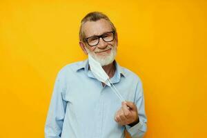 foto di pensionato vecchio uomo nel medico maschera protezione isolato sfondo