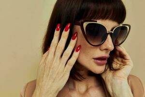 attraente donna fascino rosso Chiodi modello lusso occhiali da sole stile di vita inalterato foto