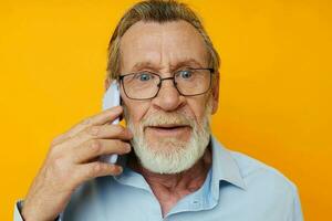 anziano uomo parlando su il Telefono in posa avvicinamento ritagliata Visualizza foto