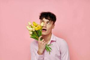 ritratto di un' giovane uomo mazzo di giallo fiori romanza in posa moda modello studio foto