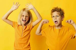 Due gioioso bambini casuale indossare Giochi divertimento insieme in posa su colorato sfondo foto