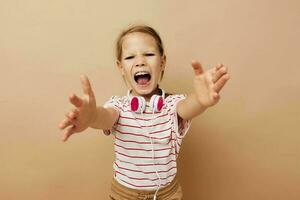 allegro poco ragazza ascoltando per musica con cuffie infanzia divertimento foto